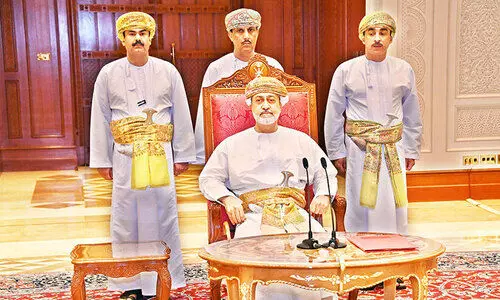 സു​ൽ​ത്താ​ൻ ശൈ​ഖു​മാ​രു​മാ​യി കൂ​ടി​ക്കാ​ഴ്ച ന​ട​ത്തി