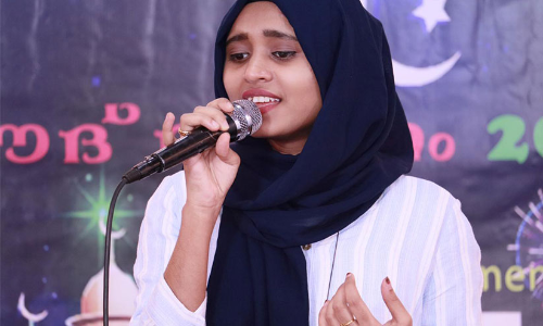 ആസ്വാദകരുടെ മനം കവർന്ന്​ ആയിശ മനാഫ് പാടുകയാണ്