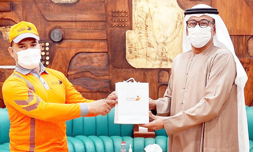 കു​ഞ്ഞു​പ്രാ​വി​ന്​ കു​ഞ്ഞു​സ​ഹാ​യം; രാ​ഹു​ലി​ന്​ മു​നി​സി​പ്പാ​ലി​റ്റി​യു​ടെ ആ​ദ​രം