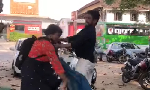 ബിന്ദു അമ്മിണിക്ക്​ നേരെ  അതിക്രൂര ആക്രമണം; ആക്രമിച്ചത്​ സംഘപരിവാറുകാരനാണെന്ന് ആരോപണം