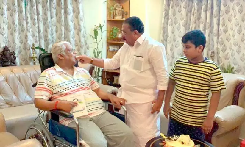 സൗഹൃദം പതുക്കി ഹസനെത്തി; പുഞ്ചിരിയോടെ സ്വീകരിച്ച് ജഗതി സൗഹൃദം പതുക്കി ഹസനെത്തി; പുഞ്ചിരിയോടെ സ്വീകരിച്ച് ജഗതി