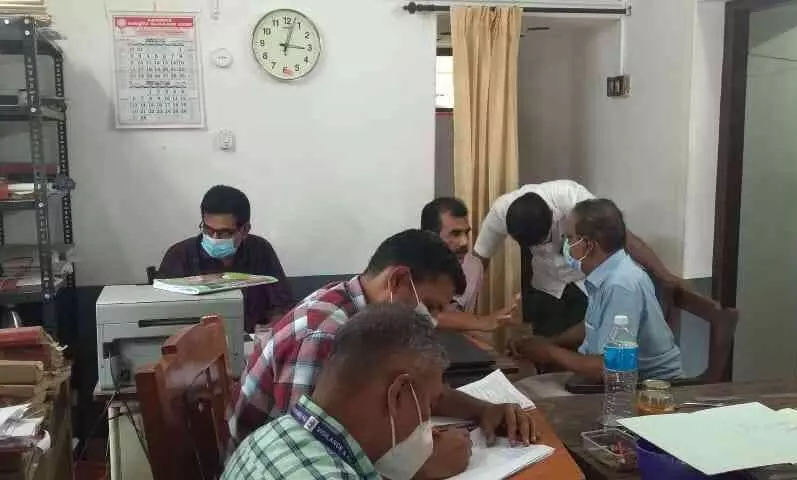 അരലക്ഷം കൈക്കൂലി വാങ്ങുന്നതിനിടെ വില്ലേജ് ഓഫിസ് ഉദ്യോഗസ്ഥർ പിടിയിൽ