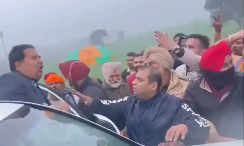 ബി.ജെ.പി പ്രവർത്തകർ വളഞ്ഞു; തണുപ്പിക്കാൻ മോദി സിന്ദാബാദ് വിളിച്ച് പഞ്ചാബ് മന്ത്രി ബി.ജെ.പി പ്രവർത്തകർ വളഞ്ഞു; തണുപ്പിക്കാൻ മോദി സിന്ദാബാദ് വിളിച്ച് പഞ്ചാബ് മന്ത്രി