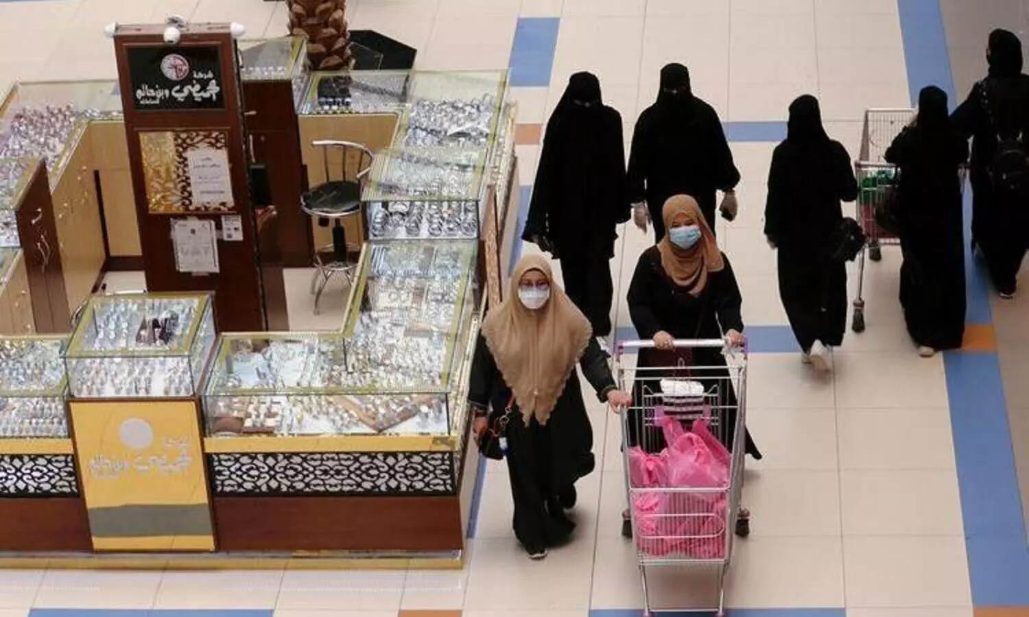 താപനില പരിശോധിക്കാൻ വിസമ്മതിച്ചാലും സാമൂഹിക അകലം പാലിച്ചില്ലെങ്കിലും ആയിരം റിയാൽ പിഴ