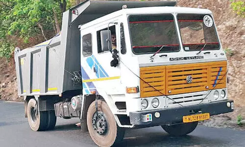 വിദ്യാർഥികളേ വഴിമാറൂ... ടിപ്പറുകൾ പറപറക്കട്ടെ...