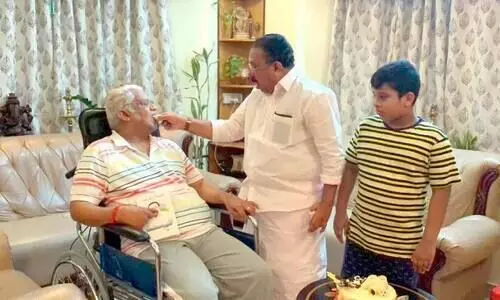 സൗഹൃദം പതുക്കി ഹസനെത്തി; പുഞ്ചിരിയോടെ സ്വീകരിച്ച് ജഗതി