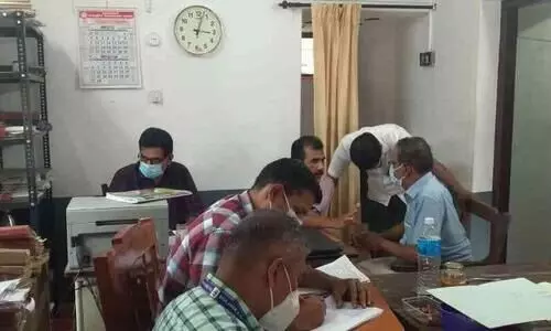 അരലക്ഷം കൈക്കൂലി വാങ്ങുന്നതിനിടെ വില്ലേജ് ഓഫിസ് ഉദ്യോഗസ്ഥർ പിടിയിൽ