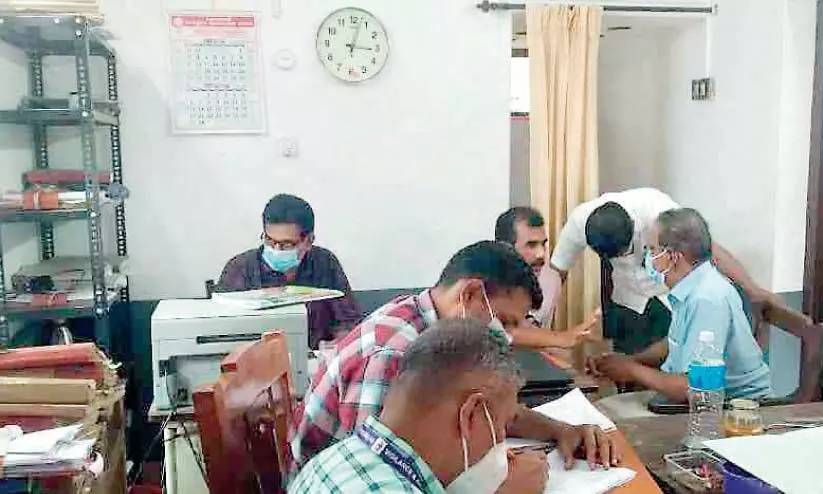 കോങ്ങാട് വില്ലേജ് ഓഫിസിൽ വിജിലൻസ് പരിശോധന; കൈക്കൂലി വാങ്ങിയ രണ്ട് ഉദ്യോഗസ്ഥർ പിടിയിൽ കോങ്ങാട് വില്ലേജ് ഓഫിസിൽ വിജിലൻസ് പരിശോധന; കൈക്കൂലി വാങ്ങിയ രണ്ട് ഉദ്യോഗസ്ഥർ പിടിയിൽ