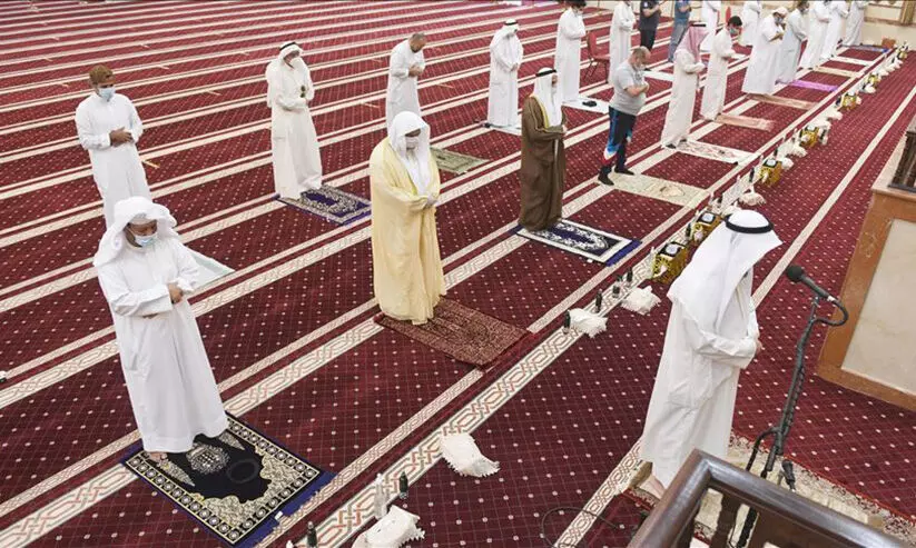 പള്ളികളിൽ സാമൂഹിക അകലം തിരിച്ചുവരുന്നു പള്ളികളിൽ സാമൂഹിക അകലം തിരിച്ചുവരുന്നു