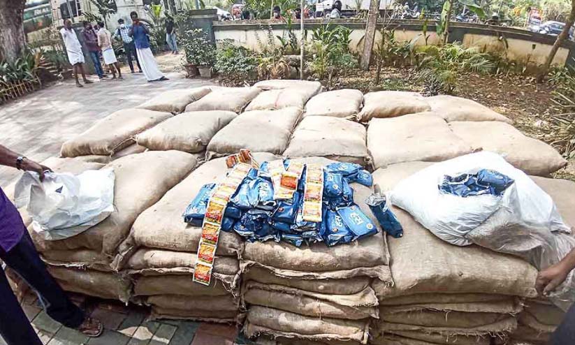 ചേർത്തലയിൽ 1.2 കോടിയുടെ പുകയില ഉൽപന്നം പിടികൂടി ചേർത്തലയിൽ 1.2 കോടിയുടെ പുകയില ഉൽപന്നം പിടികൂടി