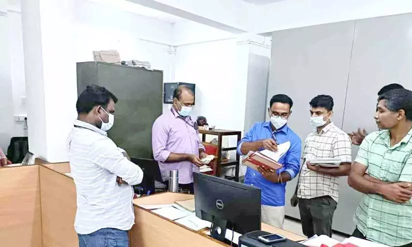 കട്ടപ്പന സബ്രജിസ്ട്രാർ ഓഫിസിൽ വിജിലൻസ് പരിശോധന; 49,920 രൂപ കണ്ടെത്തി കട്ടപ്പന സബ്രജിസ്ട്രാർ ഓഫിസിൽ വിജിലൻസ് പരിശോധന; 49,920 രൂപ കണ്ടെത്തി