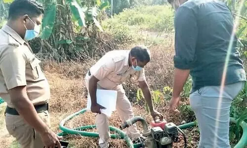 ഗ​വ. കോ​ൺ​ട്രാ​ക്ട​റു​ടെ മോ​ഷ​ണം പോ​യ  പ​മ്പ് സെ​റ്റ് കു​റ്റി​ക്കാ​ട്ടി​ൽ