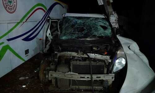 നിർത്തിയ ബസിൽ കാറിടിച്ചു; ബസിൽ നിന്ന് പുറത്തിറങ്ങിയ കണ്ടക്ടർക്ക് ദാരുണാന്ത്യം