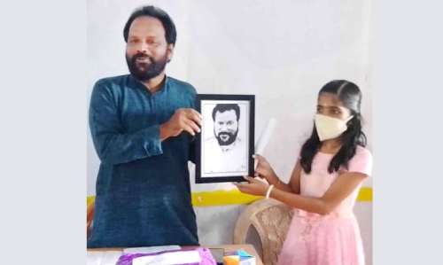 വിദ്യാഭ്യാസ ഓഫിസറുടെ പടം വരച്ചു; നിവേദ്യക്ക്​ കിട്ടിയത്​ കൈനിറയെ സമ്മാനം