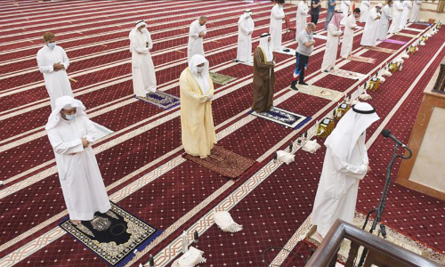 പള്ളികളിൽ സാമൂഹിക അകലം തിരിച്ചുവരുന്നു