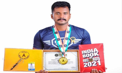 കഴുത്ത് ഉപയോഗിച്ച് കോൺക്രീറ്റ് കമ്പി വളച്ച റെക്കോഡുമായി ഡെലിവറി ബോയ് സോണി