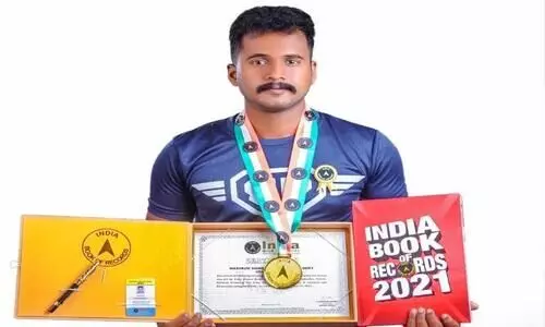 കഴുത്ത് ഉപയോഗിച്ച് കോൺക്രീറ്റ് കമ്പി വളച്ച റെക്കോഡുമായി ഡെലിവറി ബോയ് സോണി