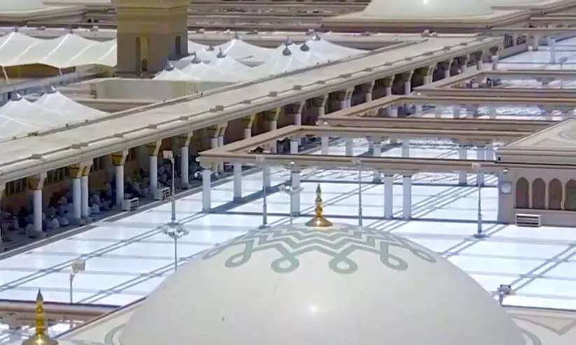 മ​സ്​​ജി​ദു​ന്ന​ബ​വി​യു​ടെ മേ​ൽ​ത്ത​ട്ടി​ൽ ന​മ​സ്കാ​ര​ത്തി​ന്​​ അ​നു​മ​തി