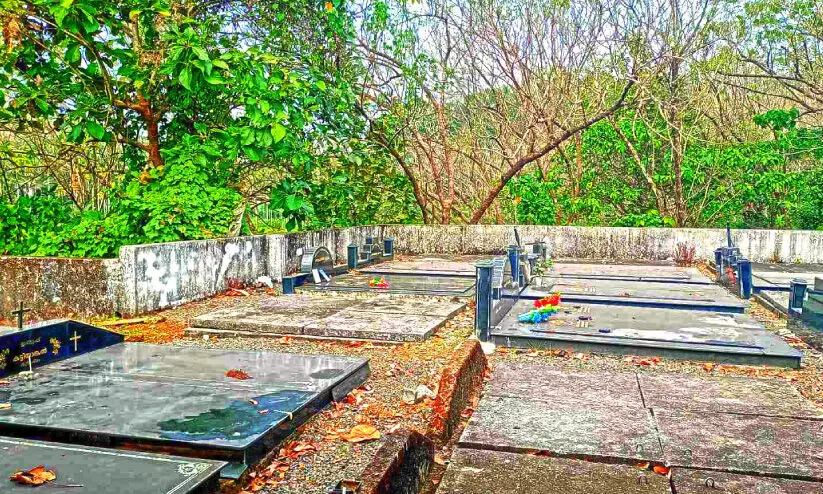 ശ്രീകണ്ഠപുരത്ത് സെമിത്തേരിയില്‍ 12 കുരിശുകള്‍ തകര്‍ത്തു