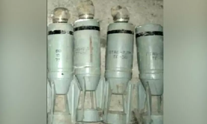 മഴയിൽ മണ്ണൊലിച്ച് നാലു ക്ലസ്റ്റർ ബോംബ് കണ്ടെത്തി മഴയിൽ മണ്ണൊലിച്ച് നാലു ക്ലസ്റ്റർ ബോംബ് കണ്ടെത്തി