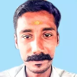 നി​ർ​ത്തി​യി​ട്ട ലോ​റി​ക്ക്​ പി​ന്നി​ൽ ബൈ​ക്കി​ടി​ച്ച് സ്വ​കാ​ര്യ ബ​സ് ക​ണ്ട​ക്ട​ർ മ​രി​ച്ചു