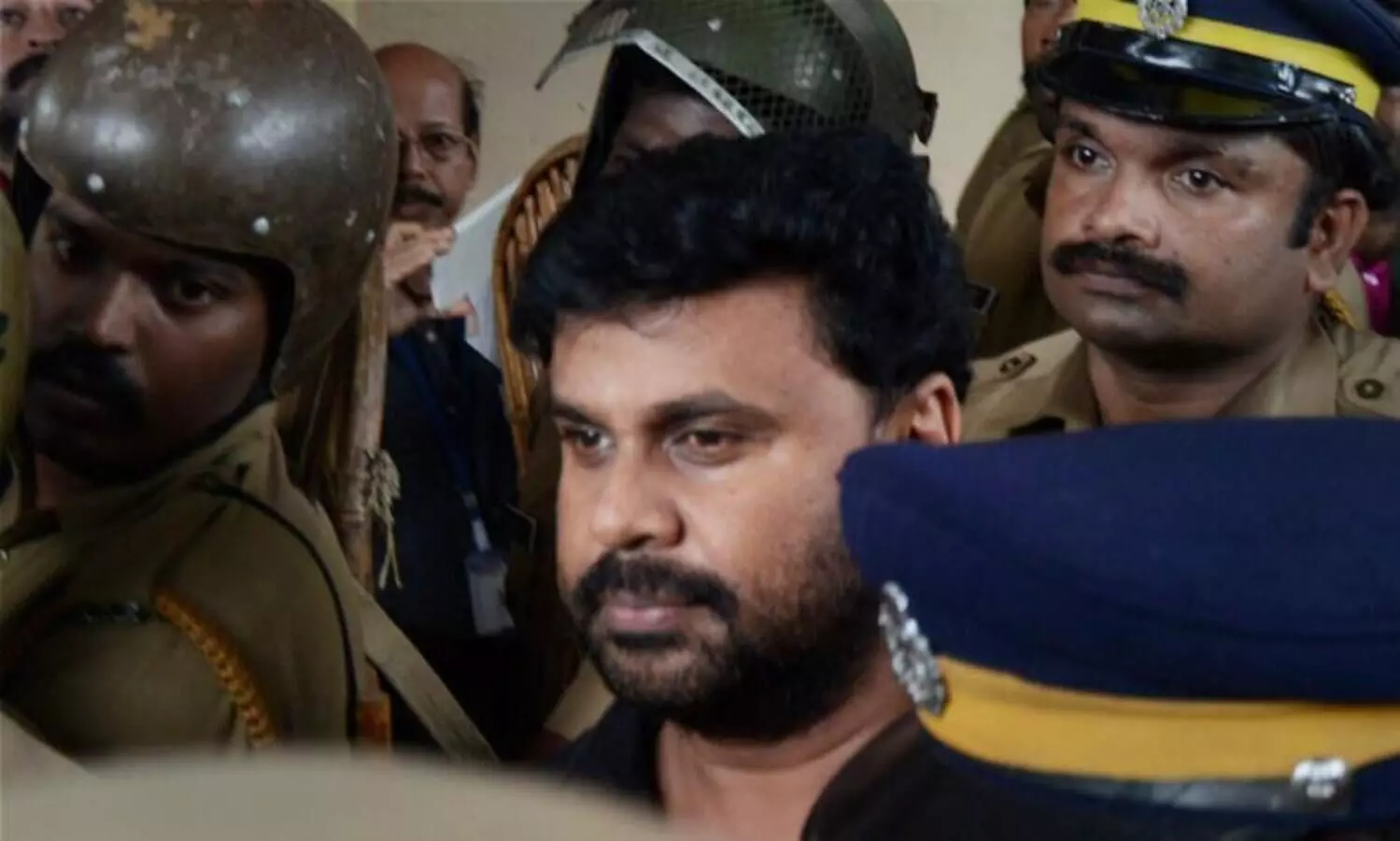 ദിലീപിന്റെ വീട്ടിലെ റെയ്ഡ് അവസാനിച്ചു; ഹാർഡ് ഡിസ്കും   മൂന്ന് ഫോണുകളും പിടിച്ചെടുത്തു