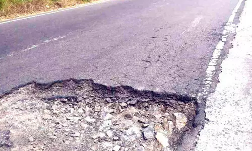 കു​റ്റ്യാ​ടി ചു​രം​റോ​ഡി​ൽ  പ​ര​ക്കെ കു​ഴി​ക​ൾ