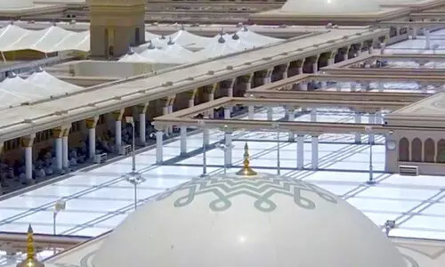 മ​സ്​​ജി​ദു​ന്ന​ബ​വി​യു​ടെ മേ​ൽ​ത്ത​ട്ടി​ൽ ന​മ​സ്കാ​ര​ത്തി​ന്​​ അ​നു​മ​തി