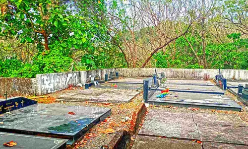 ശ്രീകണ്ഠപുരത്ത് സെമിത്തേരിയില്‍ 12 കുരിശുകള്‍ തകര്‍ത്തു