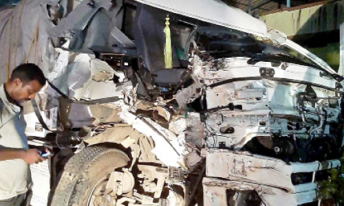 ലോറികൾ കൂട്ടിയിടിച്ച് ഡ്രൈവർക്ക് ഗുരുതര പരിക്ക്