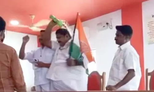 പെട്രോൾ തലയിൽ ഒഴിച്ച് പഞ്ചായത്ത്​ അംഗത്തിന്‍റെ പ്രതിഷേധം; തൊളിക്കോട് ഗ്രാമപഞ്ചായത്ത് യോഗത്തിനിടെ നാടകീയ രംഗങ്ങൾ