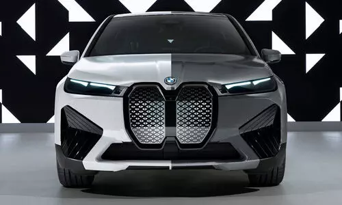 ബട്ടൺ അമർത്തിയാൽ നിറം മാറുന്ന കാർ; ഞെട്ടിക്കാൻ​ ബി.എം.ഡബ്ല്യൂ - വിഡിയോ വൈറൽ