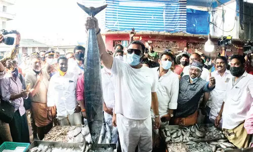 ശക്തന് മാര്ക്കറ്റ് വികസനത്തിന് കൂടുതല് തുക അനുവദിക്കുമെന്ന് സുരേഷ് ഗോപി ശക്തന് മാര്ക്കറ്റ് വികസനത്തിന് കൂടുതല് തുക അനുവദിക്കുമെന്ന് സുരേഷ് ഗോപി