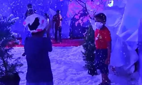 മഞ്ഞിൽ കുളിച്ച് ശംഖുമുഖം; സഞ്ചാരികളുടെ ഒഴുക്ക്