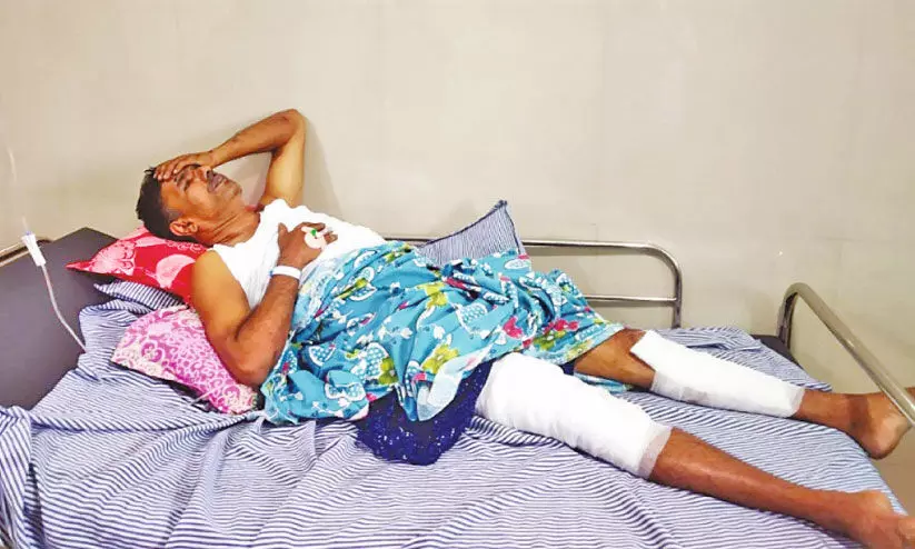 കുഴിയിൽ വീഴ്ത്തിയതിന് നഷ്ടപരിഹാരം ലഭ്യമാക്കണമെന്ന് പരിക്കേറ്റ അബ്ദുല് റസാഖ് കുഴിയിൽ വീഴ്ത്തിയതിന് നഷ്ടപരിഹാരം ലഭ്യമാക്കണമെന്ന് പരിക്കേറ്റ അബ്ദുല് റസാഖ്