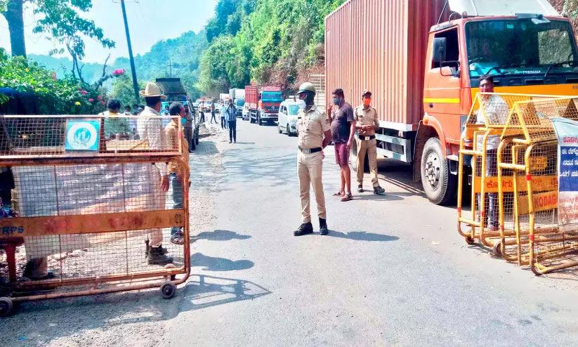 വാരാന്ത്യ കർഫ്യൂ: കർണാടക യാത്ര ഇനി ഇരട്ടിദുരിതം വാരാന്ത്യ കർഫ്യൂ: കർണാടക യാത്ര ഇനി ഇരട്ടിദുരിതം