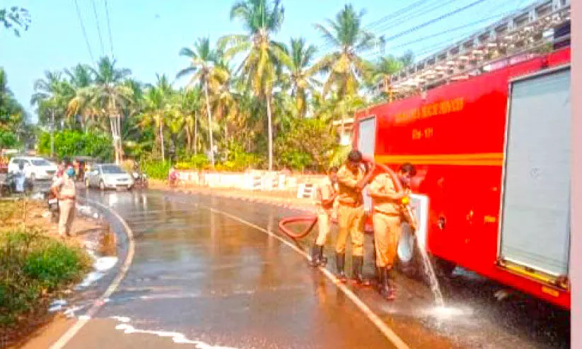 വാഹനത്തിൽനിന്ന് ഓയിൽ ഒഴുകി; ഇരുചക്രവാഹനങ്ങൾ തെന്നിവീണ് ആറുപേർക്ക് പരിക്ക് വാഹനത്തിൽനിന്ന് ഓയിൽ ഒഴുകി; ഇരുചക്രവാഹനങ്ങൾ തെന്നിവീണ് ആറുപേർക്ക് പരിക്ക്