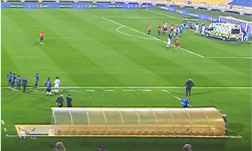 കളിക്കിടെ താരം കുഴഞ്ഞുവീണു; മത്സരം നിർത്തിവെച്ചു കളിക്കിടെ താരം കുഴഞ്ഞുവീണു; മത്സരം നിർത്തിവെച്ചു