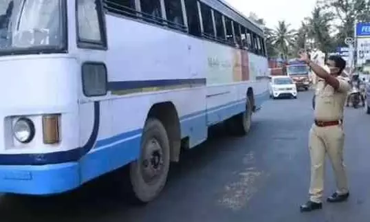 ഒമിക്രോണ്; അതിര്ത്തിയില് കെ.എസ്.ആര്.ടി സിവരെ തടഞ്ഞ് തമിഴ് നാട് പൊലീസ് ഒമിക്രോണ്; അതിര്ത്തിയില് കെ.എസ്.ആര്.ടി സിവരെ തടഞ്ഞ് തമിഴ് നാട് പൊലീസ്