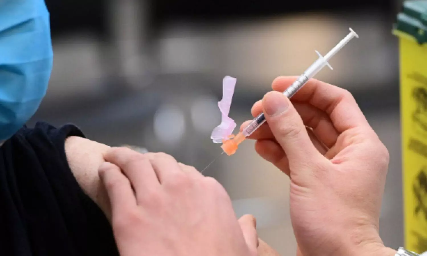 അധ്യാപകർ ഉടൻ ബൂസ്​റ്റർ ഡോസ്​   എടുക്കണമെന്ന് മന്ത്രാലയം