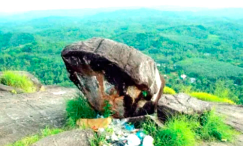 ദൃശ്യവിസ്മയം കാണാൻ പാലുകാച്ചിപ്പാറ കയറി സഞ്ചാരികൾ