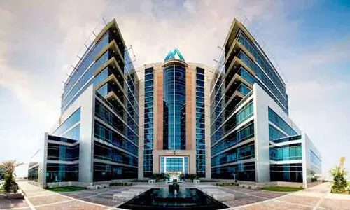 ഇ​ര​ട്ട വാ​ണി​ജ്യ ലൈ​സ​ന്‍സ് അ​വ​ത​രി​പ്പി​ച്ച്   റാ​ക് ഇ​ക്ക​ണോ​മി​ക് സോ​ണ്‍