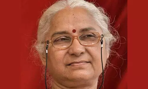 സിൽവർ ലൈൻ പിൻവലിക്കണം; പിണറായിയോട് കൈകൂപ്പി അപേക്ഷിച്ച് മേധ പട്കർ