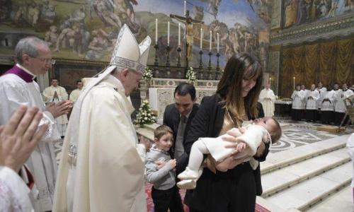 സിസ്റ്റീൻ ചാപ്പലിൽ 16 കുഞ്ഞുങ്ങളെ മാമോദീസ മുക്കി മാർപാപ്പ