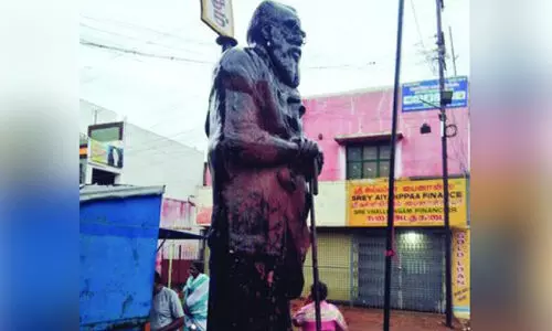 കോയമ്പത്തൂരിൽ പെരിയാറി​ന്‍റെ പ്രതിമയിൽ ചെരിപ്പുമാലയണിയിച്ച്​ കാവി പൊടി വിതറി