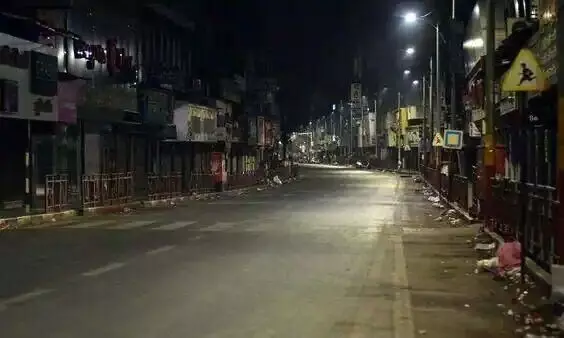 സ്കൂൾ ഉടൻ അടക്കില്ല, രാത്രി കർഫ്യൂ ഇല്ല, ആൾക്കൂട്ട നിയന്ത്രണം കർശനം