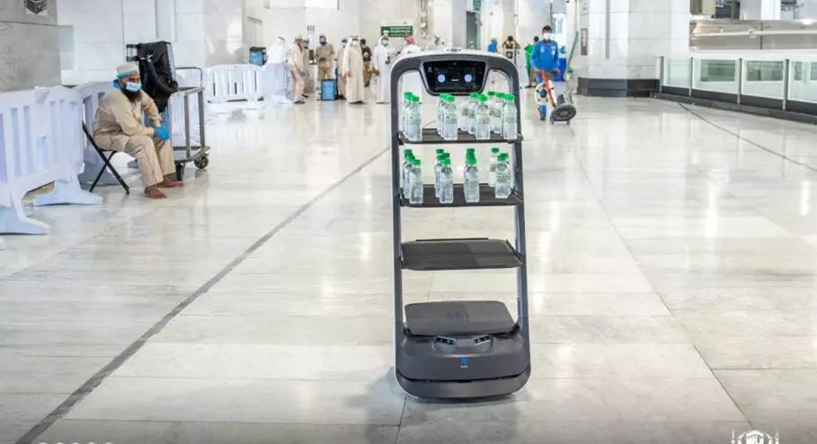 മക്ക ഹറമിൽ സംസം വിതരണത്തിന്​ റോബോട്ടും