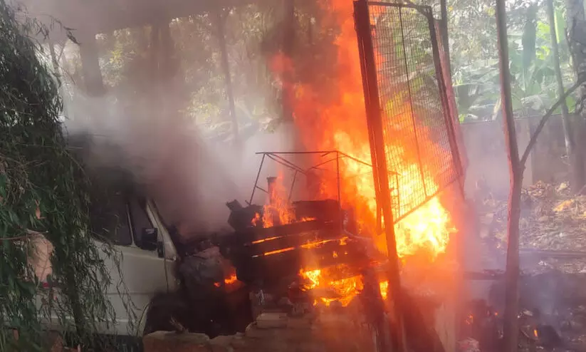 ചപ്പുചവർ കത്തിക്കുന്നതിനിടെ ടെമ്പോ ട്രാവലറും ഇരുചക്രവാഹനങ്ങളും കത്തി നശിച്ചു ചപ്പുചവർ കത്തിക്കുന്നതിനിടെ ടെമ്പോ ട്രാവലറും ഇരുചക്രവാഹനങ്ങളും കത്തി നശിച്ചു