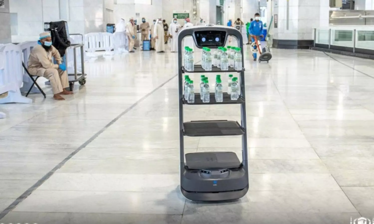 മക്ക ഹറമിൽ സംസം വിതരണത്തിന്​ റോബോട്ടും