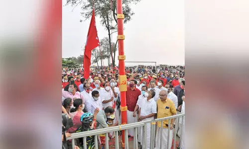 സി.പി.എം കോഴിക്കോട് ജില്ല സമ്മേളനത്തിന് കൊടി ഉയർന്നു സി.പി.എം കോഴിക്കോട് ജില്ല സമ്മേളനത്തിന് കൊടി ഉയർന്നു